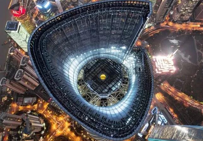 新闻转载:上海中心大厦重达1000吨的阻尼器是如何发挥作用的?